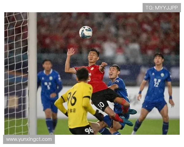 足球比赛中的防守技巧与进攻突破